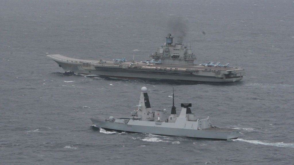 HMS Dragon towarzyszący rosyjskiemu lotniskowcowi Admirał Kuzniecow - fot. Royal Navy