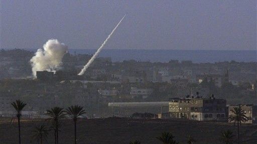 Palestyńska rakieta Kassam w drodze do Izraela - fot. AP Photo/Ariel Schalit