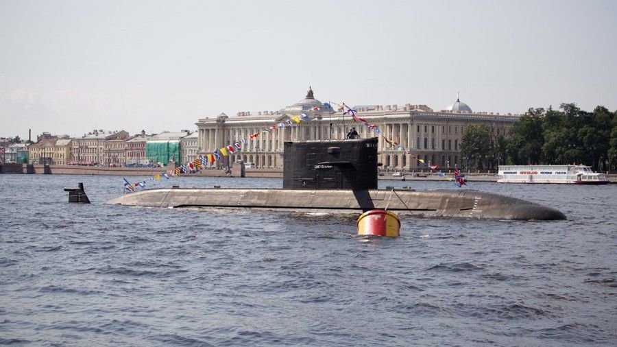 Rosyjskie okręty podwodne mogą bez problemy przepływać przez obce wody terytorialne pod warunkiem , że płyną na powierzchni i z podniesioną banderą – fot. structure.mil.ru