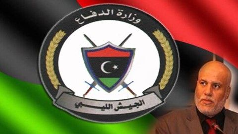 Ustępujący minister obrony Libii Osama Jweili na tle logo Ministerstwa - graf. libijskie Ministerstwo Obrony.