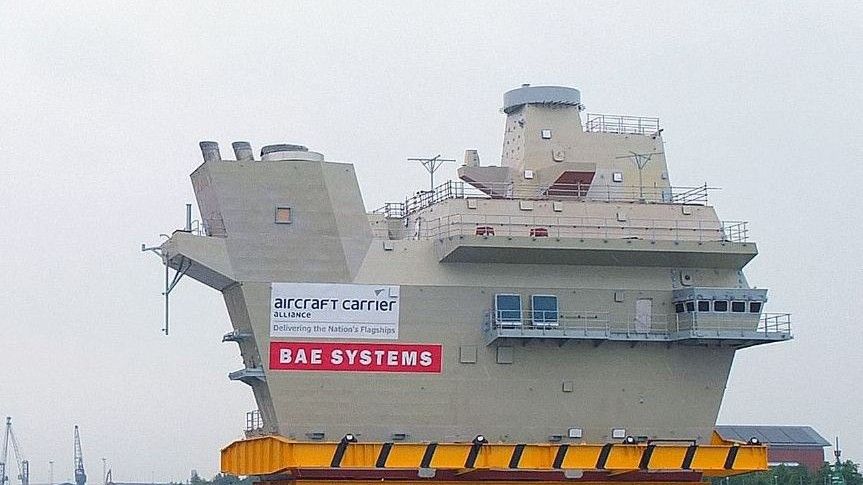 Ostatni blok kadłuba lotniskowca HMS „Queen Elizabeth” przybył do Rosyth – fot BAE Systems