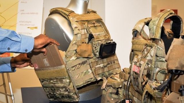 US Army opracowała poręczną baterię CWB dla urządzeń elektronicznych przenoszonych przez każdego żołnierza – fot. US Army