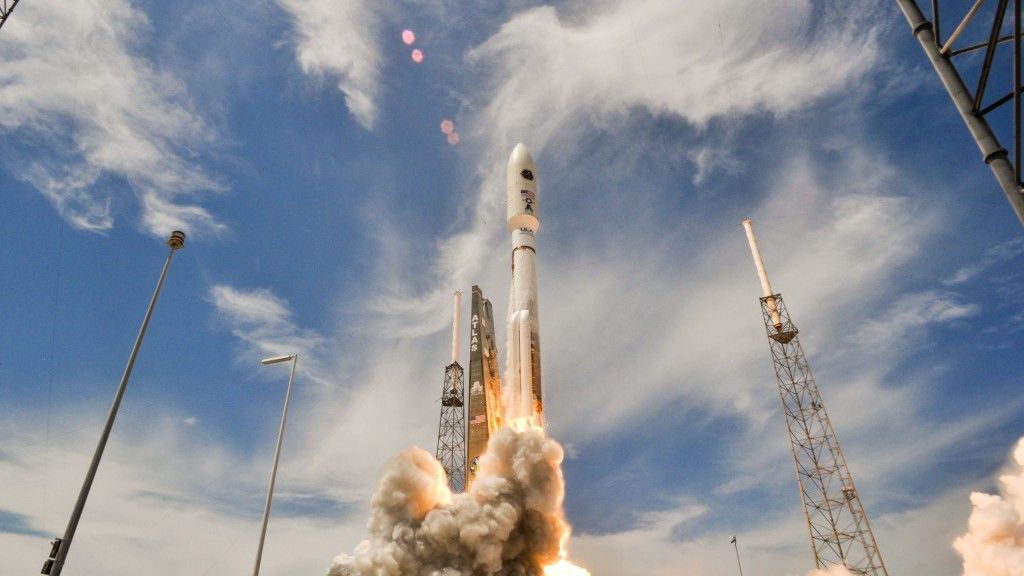 Działania Rosji mogą utrudnić dalszą eksploatację rakiet Atlas V, choć firma United Launch Alliance dysponuje zapasem silników RD-180. Dzięki temu istniejące zobowiązania kontraktowe będą mogły być wypełnione. Na zdjęciu odpalenie satelity wynoszonego w przestrzeń kosmiczną z wykorzystaniem rakiety typu Atlas V.  Fot. United Launch Alliance/USAF.