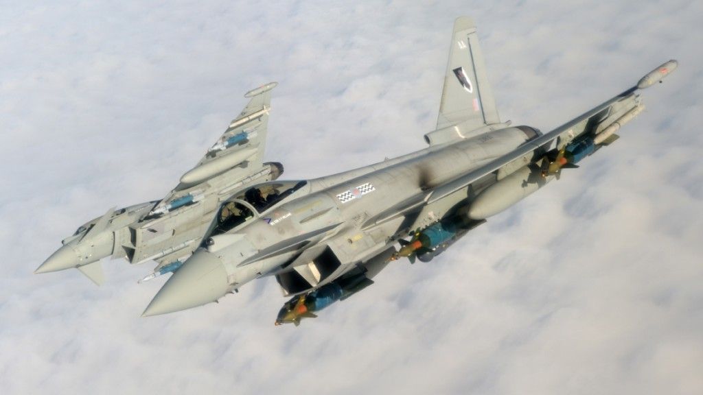 Brytyjskie myśliwce Typhoon z bombami rodziny Paveway. Fot. Eurofighter/Jamie Hunter.