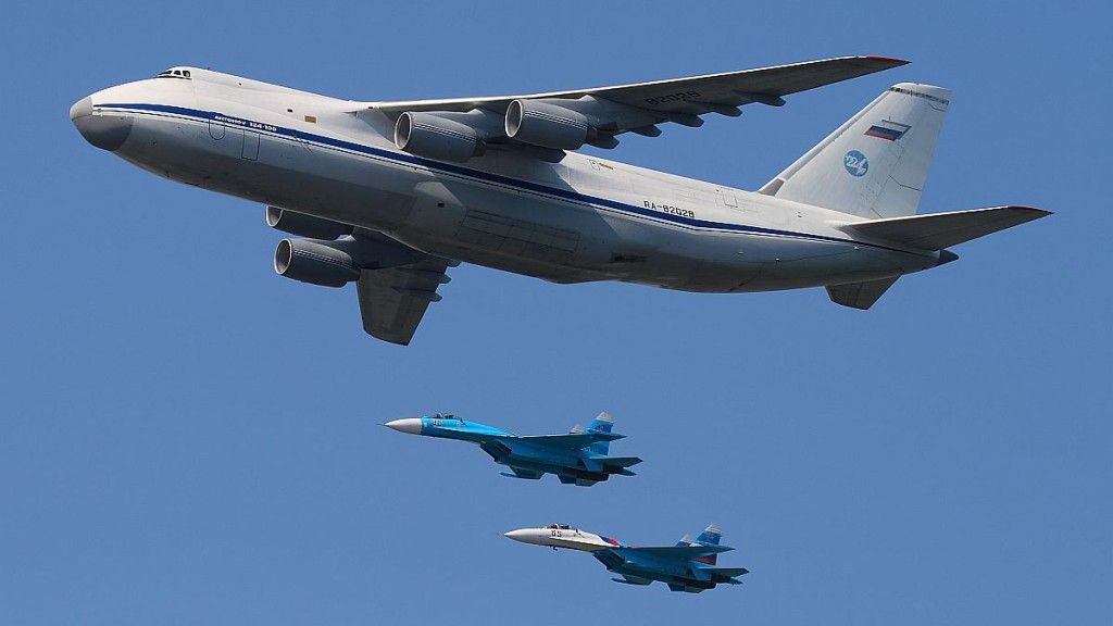 An-124 Rusłan i para Su-27 podczas parady zwycięstwa nad Moskwą - fot. wikipedia/Sergey Kustov