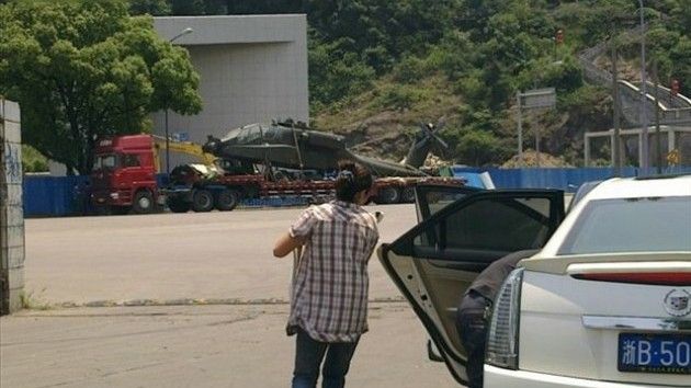 Jeżeli zdjęcia, które pojawiły się na chińskich forach są prawdziwe to oznacza, że Chińczycy mają egzemplarz amerykańskiego śmigłowca AH-64 Apache – fot. chinadefense.blogspot.com