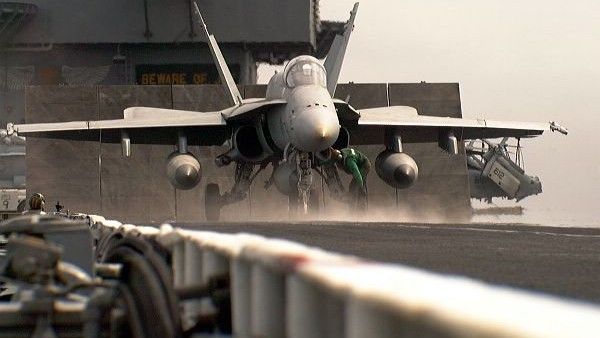 F/18 Hornet na pokładzie szykuje się do startu z amerykańskego lotniskowca - fot. US Navy