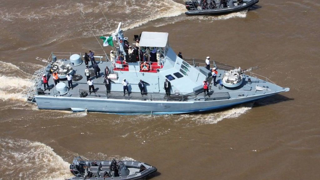 Nigeryjskie siły morskie zniszczyły w tym roku miedzy innymi ponad 1500 nielegalnych rafinerii – fot. www.nairaland.com