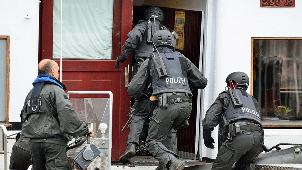 Ćwiczenia niemieckiej policji. Fot. Dirk Vorderstraße/CC BY 2.0/Wikimedia.