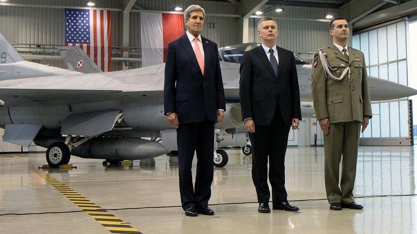 John Kerry, Tomasz Siemoniak i odznaczony amerykańskim medalem ppłk Wojciech Bagan - fot. MON