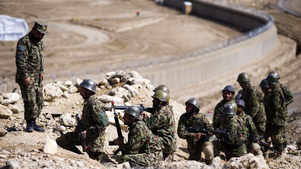 Żołnierze afgańscy na tle bazy wojskowej US Army - fot. ISAF