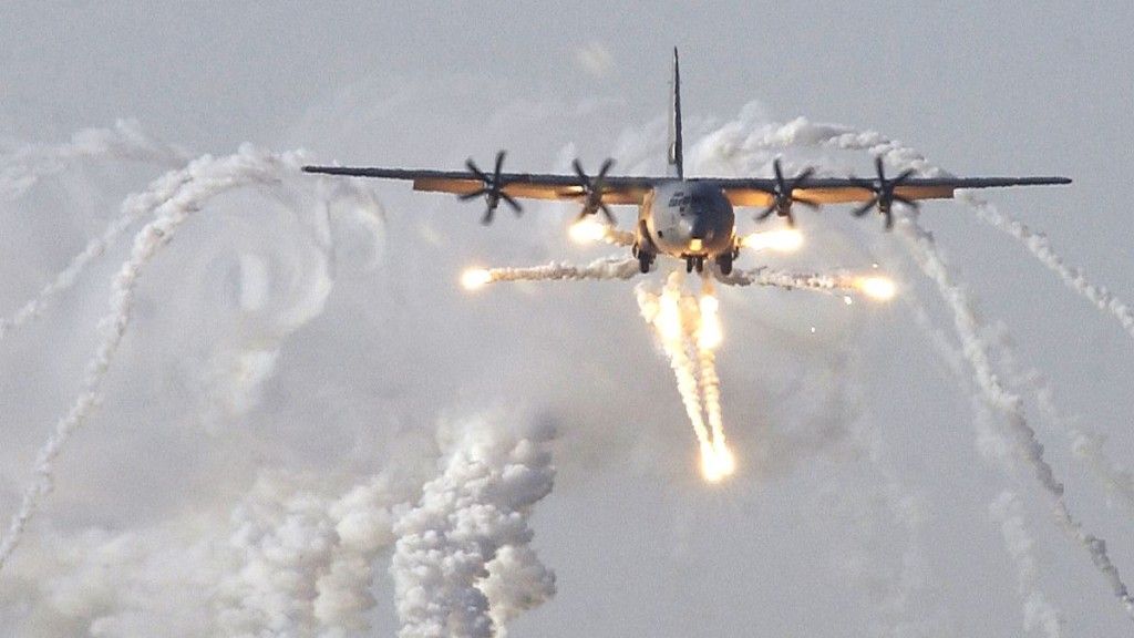 C-130J Super Hercules odpalający flary - fot. USAF