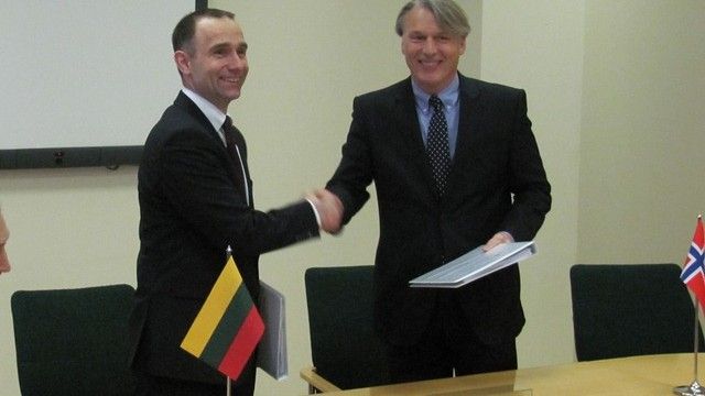 Podpisanie umowy na leasing jednostki regazyfikacji LNG - fot. AB Klaipedos Nafta