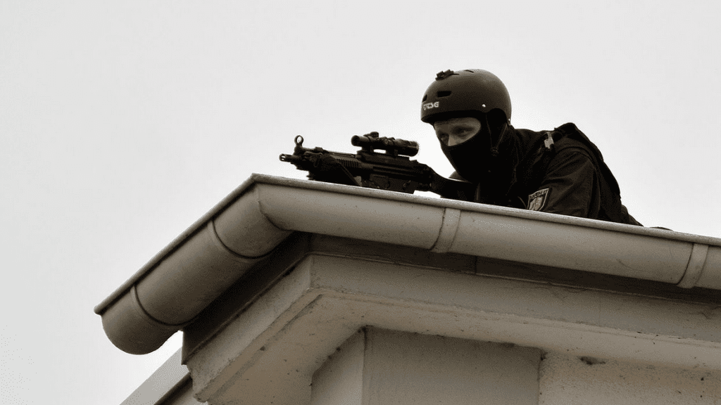Funkcjonariusz specjalnej jednostki policji SEK Nadrenii Północnej-Westfalii w 2013 roku. Niestety, pododdziały specjalne nie zawsze mogą znaleźć się na miejscu ataku. Fot. Dirk Vorderstraße/flickr/CC BY SA 2.0./ [https://creativecommons.org/licenses/by/2.0/]