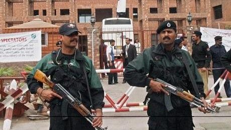 Pakistańscy policjanci na posterunku - fot. EPA.