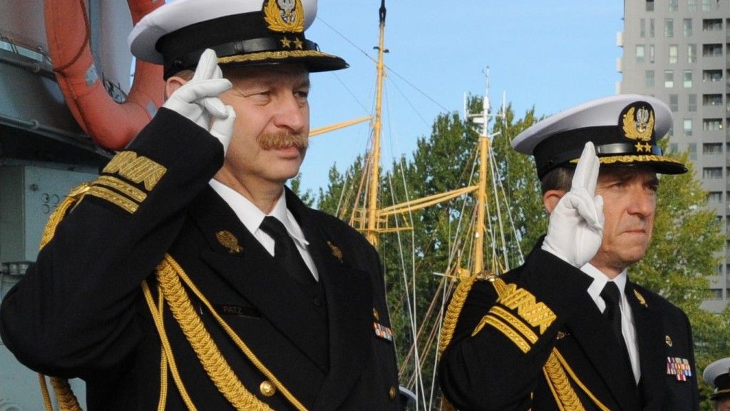 Wiceadmirał Ryszard Demczuk (po prawej) nowym szefem Sztabu MW - fot. www.mw.mil.pl