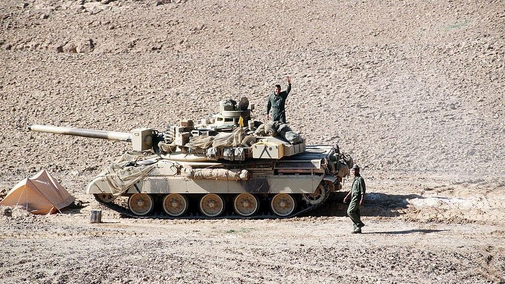 Władze Francji i Niemiec zdecydowały się na rozpoczęcie dostaw uzbrojenia dla irackich Kurdów. Na zdjęciu francuski czołg AMX-30, biorący udział w operacji Pustynna Burza w 1991 roku. Fot. Staff Sgt. Dean Wagner/US DoD via Wikimedia Commons.