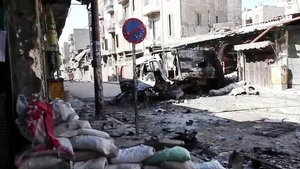 W ogarniętej wojną Syrii odbywają się wybory prezydenckie. W kraju trwa konflikt, który pochłonęła według szacunków nawet ponad 150 000 ofiar. Na zdjęciu zniszczone samochody w Aleppo, w 2012 roku. Fot. Voice of America, reportaż Scotta Bobba/Wikimedia Commons.