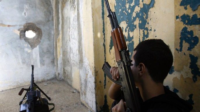 Członek jednej ze zbrojnych milicji w libańskim Trypolisie - fot. AFP.