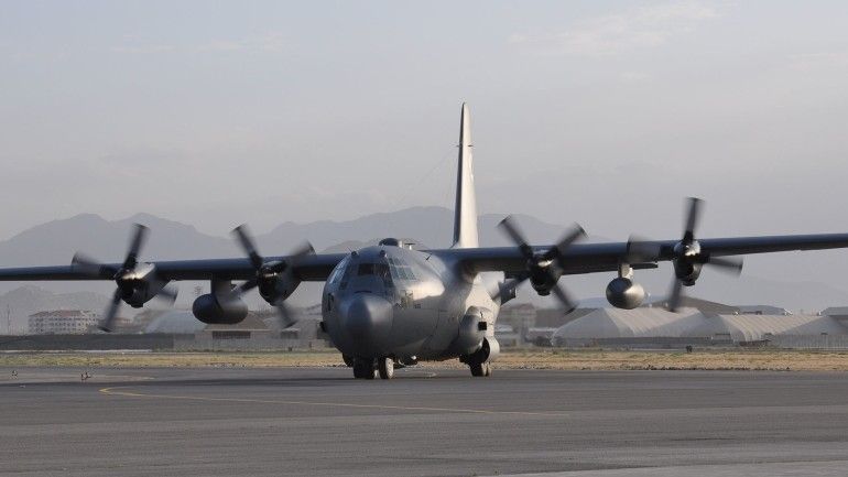 Zdj. ilustracyjne: C-130 na lotnisku w Kabulu. Fot. Capt. Eydie Sakura,