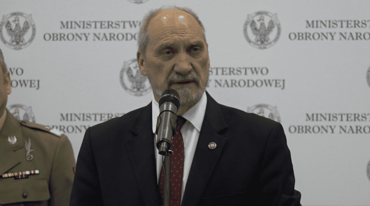 Środowy przegląd mediów: Czarne chmury nad Macierewiczem, Trump zawiesił w Białym Domu symboliczne zdjęcie