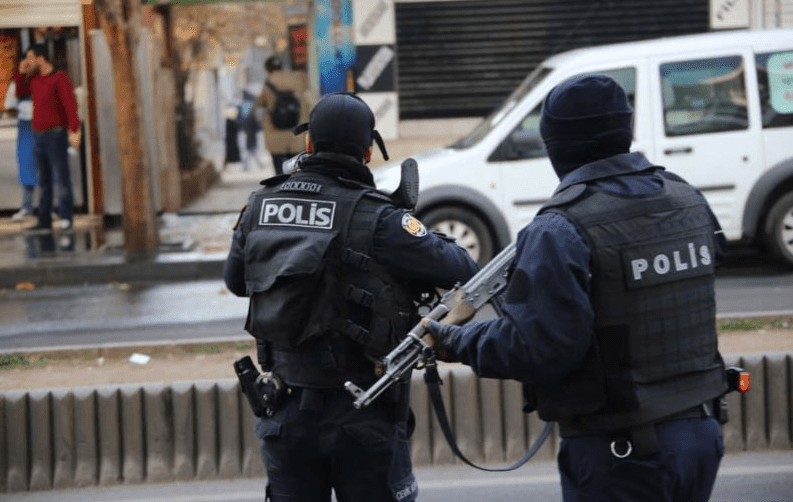 Turecka policja uderza w Daltonów. W tle sprawa podpalenia stacji Starlink w Polsce