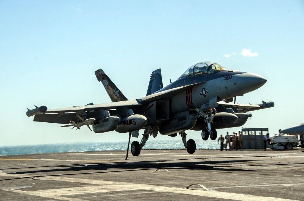 Dwa myśliwce EA-18 zderzyły się podczas pokazu lotniczego w Idaho.