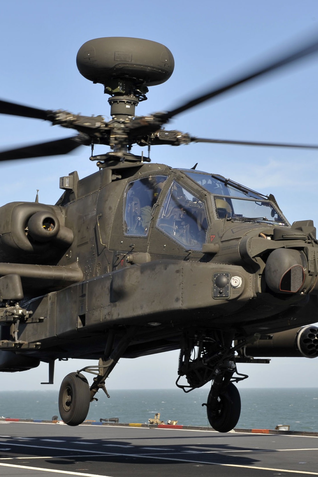 Nowe systemy ostrzegania o odpaleniu pocisków przeciwlotniczych otrzymają między innymi śmigłowce Apache brytyjskiego lotnictwa wojskowego. Fot. UK MoD/Crown Copyright via BAE Systems.