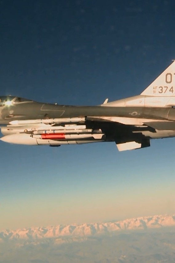 Myśliwiec F-16C z podwieszoną bombą jądrową B-61 Mod.12, Fot. Staff Sgt. Brandi Hansen, US Air Force