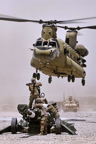 Amerykańska haubica podwieszana pod CH-47 Chinook w drodze do domu. Kandahar, Afganistan. – fot. US Army