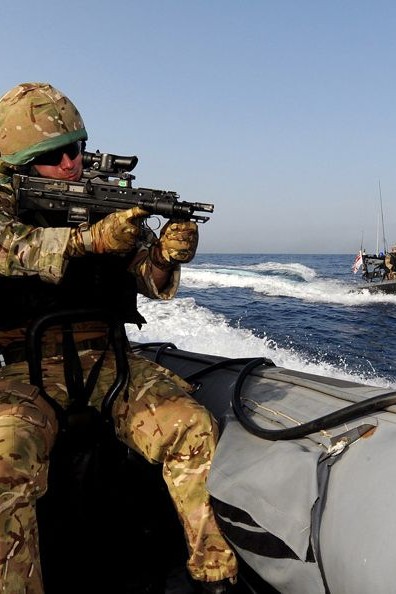 Szkolenia grup abordażowych w zajmowaniu i przeszukiwaniu podejrzanych jednostek to ważny element działań Royal Navy - fot. Royal Navy