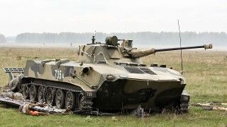 Bojowy wóz desantu BMD-2, należący do rosyjskich wojsk powietrznodesantowych. Co najmniej jeden podobny pojazd, przejęty przez tzw. separatystów, widoczny jest na zdjęciach ze Słowiańska. Fot. Witalij Kuźmin/Wikimedia Commons.