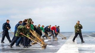 W czasie wybuchu reaktora w elektrowni Fukushima poważnie skażony promieniotwórczo został lotniskowiec USS „Ronald Reagan”– fot. US Navy