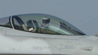 <p>Pilot z celownikiem JHMCS w kabinie Jastrzębia - fot. Łukasz Pacholski</p>