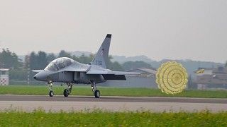 Test spadochronu hamującego polskiego M-346 Master - fot. Leonardo