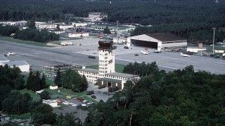 Wieża kontroli lotów i hangary w Ramstein AB- fot. Wikipedia