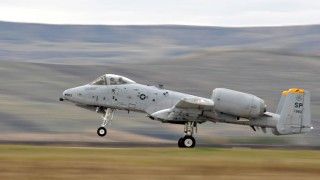 Jest coraz bardziej prawdopodobne, że wycofanie z eksploatacji samolotów szturmowych A-10 Thunderbolt II zostanie zablokowane przez Kongres. Jeżeli regulacje dotyczące automatycznych cięć budżetowych pozostaną w mocy, odtwarzanie gotowości bojowej sił podlegających Departamentowi Obrony będzie co najmniej mocno utrudnione. Fot. Senior Airman Benjamin Wilson/USAF.