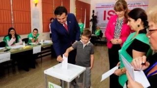Prezydent Saakaszwili oddaje swój głos podczas wyborów parlamentarnych 1 października 2012 roku- fot. president.gov.pl