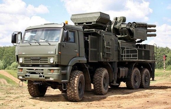 Pojazdy Kamaz stanowią m.in. bazę dla zestawów przeciwlotniczych Pancyr-S1. Fot. Vitaly V. Kuzmin/Wikimedia Commons/CC-BY SA 3.0.