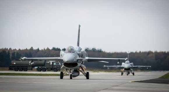 Polskie F-16 "Jastrząb" na lotnisku w Krzesinach - fot. sp.mil.pl