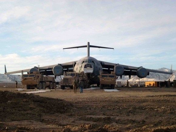 Wsparcie eksploatacji C-17 to nie tylko proste zabiegi, a także odbudowa maszyn uszkodzonych (jak egzemplarz na fotografii ciężko uszkodzony w Afganistanie) - fot. USAF