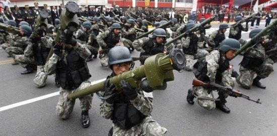 Żołnierze Peru z pociskami QW-1. Obecnie prowadzony przetarg ma dostarczyć kolejną partię broni tej klasy - fot. Ministerstwo Obrony Peru