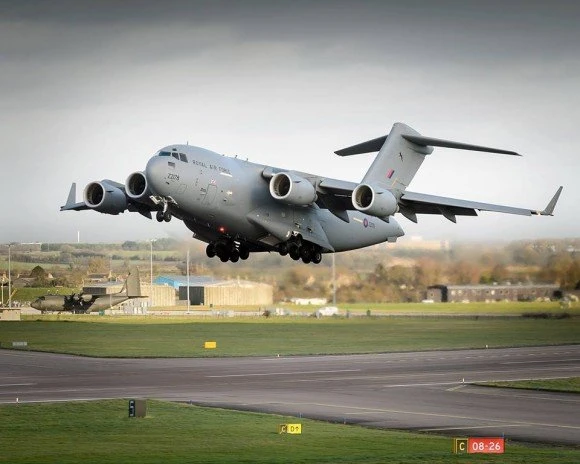 Brytyjski C-17 Globemaster transportujący francuski sprzęt do Afryki -fot. RAF