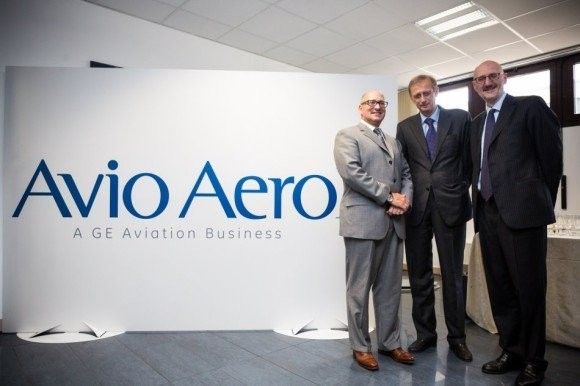 Od lewej - prezes Avio Aero Francesco Caio, burmistrz Turynu Piero Passino (tam znajduje się siedziba firmy) i David Joyce, prezes GE Aviation -fot: General Electric