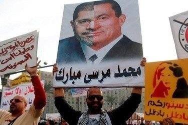 Napis pod portretem Muhammad Mursi Mubarak - fot. tahrirnews.com 
