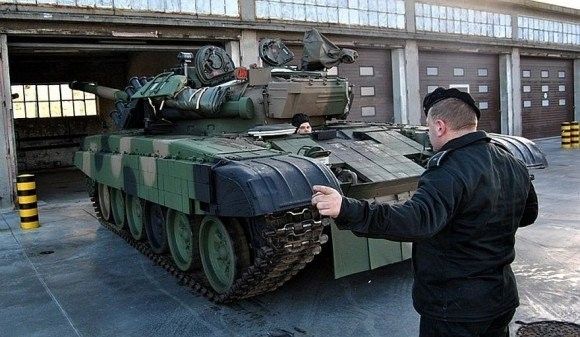 Wyremontowany czołg Twardy jest ostrożnie wprowadzany na miejsce magazynowania - 34bkpanc.wp.mil.pl