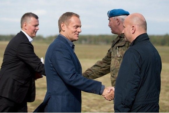 Minister Siemoniak i Premier Tusk podczas przywitania na poligonie w Drawsku Pomorskim - fot. S.Kinasiewicz/Combat Camera DO SZ.