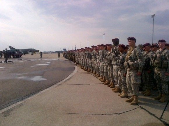 Powitanie żołnierzy US Army w bazie lotniczej w Świdwinie. Fot. Col. Rumi Nielson-Green/US Army.