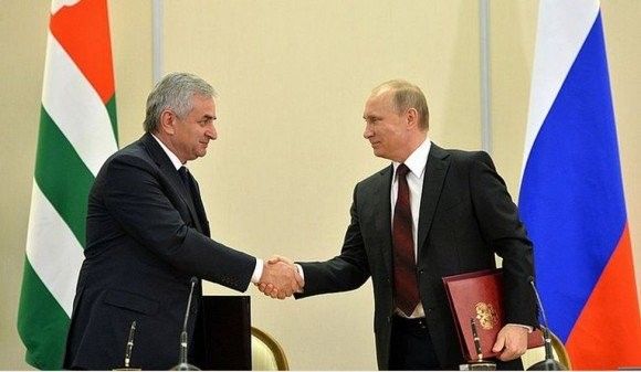 Prezydenci Rosji Władimir Putin i Abchazji Raul Chadżimba chwilę po podpisaniu umowy - fot. kremlin.ru