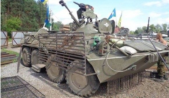 Dopancerzany przez ochotników ukraiński transporter BTR-80 - fot. Jurii Kasjanow/sos armii